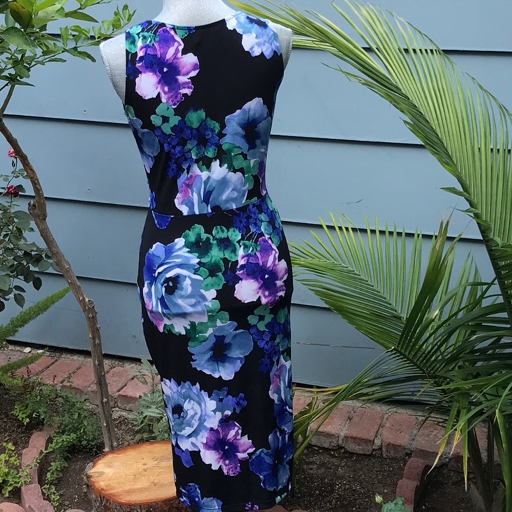 Dress - Picture 4 of 7